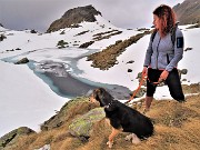 60  Marta e Nana osservano il laghetto